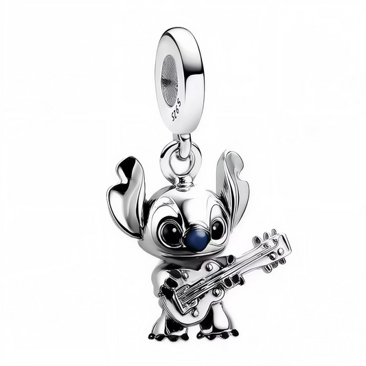 Laissez-vous transporter dans l’univers espiègle de Disney avec ce charm irrésistible représentant Stitch, prêt à jouer un solo inoubliable sur sa guitare ! Ce bijou capture tout le dynamisme et la tendresse du célèbre héros, idéal pour apporter une touche fun et originale à votre bracelet à charms.
Les détails précis et la finition argentée mettent en valeur l’attitude rock de Stitch, tandis que le regard expressif et les oreilles écartées ajoutent une dose de fantaisie irrésistible à ce charm, parfait pou