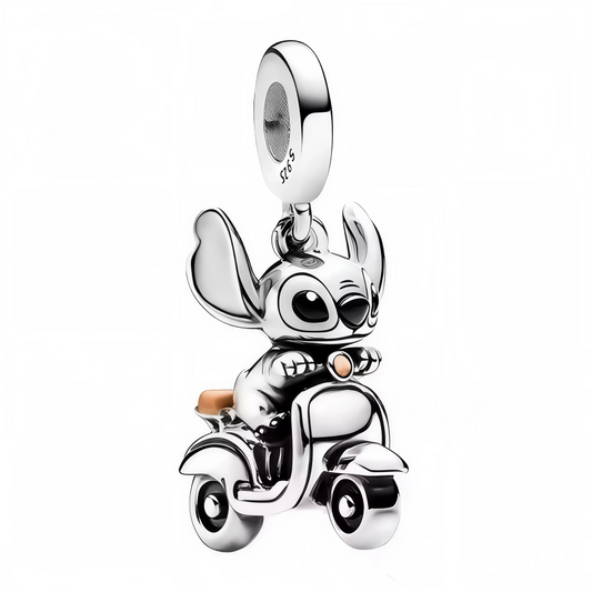Embarquez pour un voyage plein de gaieté avec ce charm adorable mettant en scène Stitch, le célèbre héros Disney, au volant de son scooter ! Ce bijou ultra détaillé capte la vivacité et la fantaisie du personnage dans une posture dynamique, prêt à explorer le monde à toute vitesse.
Le mélange d’argent éclatant et d’accents dorés fait ressortir l’esprit aventurier et espiègle de Stitch. C’est l’accessoire parfait pour donner une touche originale et fun à votre bracelet à charms, et célébrer l’évasion, la lib