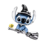 Apporte une touche magique et espiègle à ton bracelet avec ce charm Stitch sorcier. Inspiré de l’univers Disney, ce bijou en argent 925 met en valeur Stitch dans son costume de sorcier, avec des détails émaillés bleus, violets et noirs pour un rendu plein de fantaisie. Un charm original et amusant, parfait pour les fans de Stitch et des pièces pleines de magie.

Caractéristiques :

- Matière : Argent 925 avec détails émaillés.
- Design : Stitch déguisé en sorcier avec finitions soignées.
- Dimensions : Tail