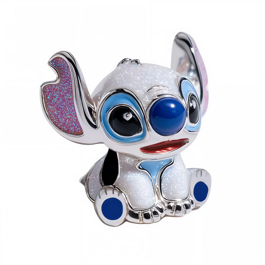 Ajoutez une étincelle de magie à votre collection avec ce charm unique représentant Stitch dans une posture assise adorable, exhibant fièrement ses grandes oreilles parsemées d’un éclat rose scintillant. L’univers éclatant de Lilo et Stitch prend vie à travers cette création lumineuse, idéale pour accompagner tous les instants de tendresse et de fantaisie.

Confectionné en argent 925, ce charm séduit par ses reflets nacrés et ses détails minutieux : la texture pailletée de Stitch, ses larges oreilles ornées