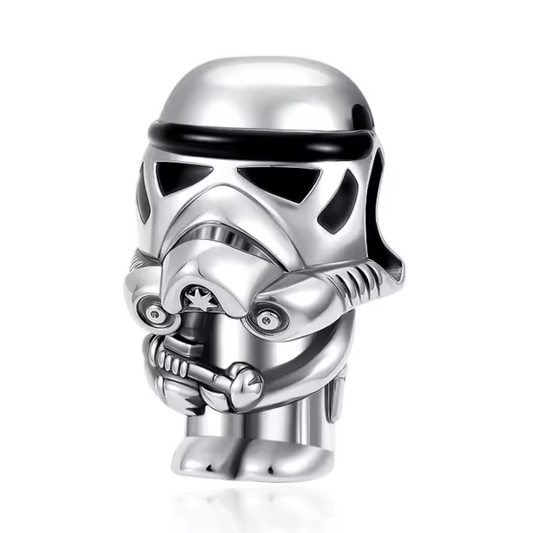 Affichez votre fidélité à l’Empire avec ce charm en argent 925 représentant le célèbre casque de Stormtrooper. Ce bijou finement travaillé rend hommage aux soldats iconiques de Star Wars, parfait pour les fans qui souhaitent ajouter une touche galactique et élégante à leur collection.