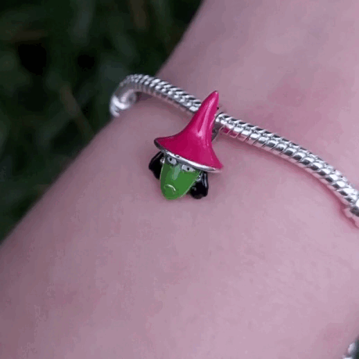 Plongez dans l'univers sombre et fantaisiste de L'Étrange Noël de Monsieur Jack avec ce charm représentant Am Stram Gram, les trois enfants malicieux et mystérieux de la ville d'Halloween. Conçu en argent sterling S925, ce charm capture parfaitement les détails effrayants et amusants des personnages.

Le design minutieux, mettant en scène Am, Stram, et Gram, est idéal pour les fans du film culte et ceux qui aiment les accessoires originaux et intrigants.