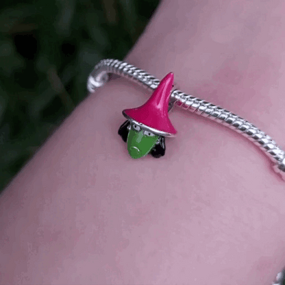 Plongez dans l'univers sombre et fantaisiste de L'Étrange Noël de Monsieur Jack avec ce charm représentant Am Stram Gram, les trois enfants malicieux et mystérieux de la ville d'Halloween. Conçu en argent sterling S925, ce charm capture parfaitement les détails effrayants et amusants des personnages.

Le design minutieux, mettant en scène Am, Stram, et Gram, est idéal pour les fans du film culte et ceux qui aiment les accessoires originaux et intrigants.