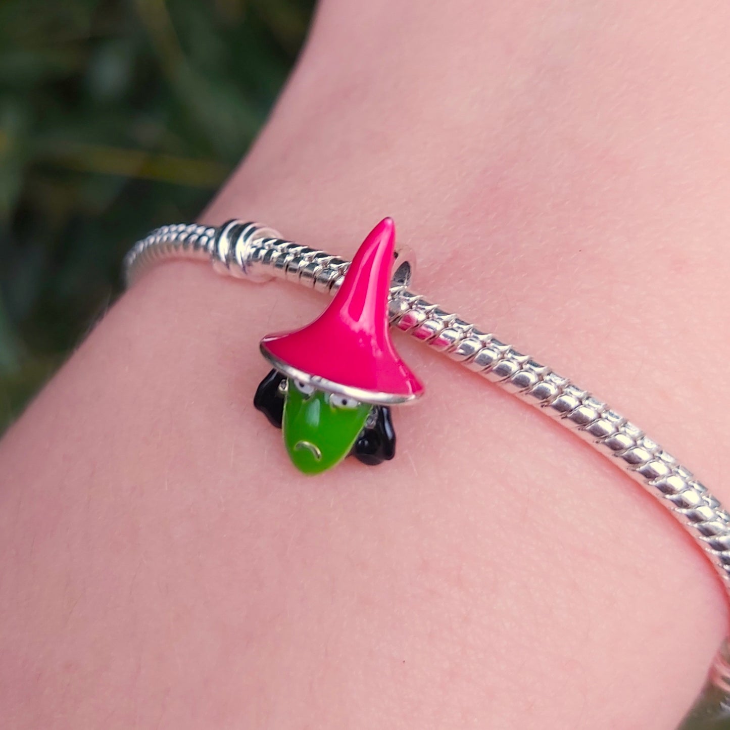 Plongez dans l'univers sombre et fantaisiste de L'Étrange Noël de Monsieur Jack avec ce charm représentant Am Stram Gram, les trois enfants malicieux et mystérieux de la ville d'Halloween. Conçu en argent sterling S925, ce charm capture parfaitement les détails effrayants et amusants des personnages.

Le design minutieux, mettant en scène Am, Stram, et Gram, est idéal pour les fans du film culte et ceux qui aiment les accessoires originaux et intrigants.