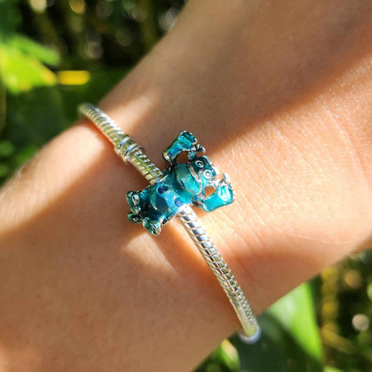 Ajoutez une touche de douceur monstrueuse et d'amusement à votre collection avec ce charm représentant Sully, le gentil monstre de Monstres et Cie. Fabriqué en argent sterling 925, ce charm de haute qualité est compatible avec tous les bracelets Pandora, garantissant une intégration parfaite à votre bijou préféré. Parfait pour les fans de Sully et de l'univers Disney-Pixar, ce charm capture l'esprit protecteur et la personnalité attachante de Sulley avec des détails minutieusement travaillés, ajoutant une n