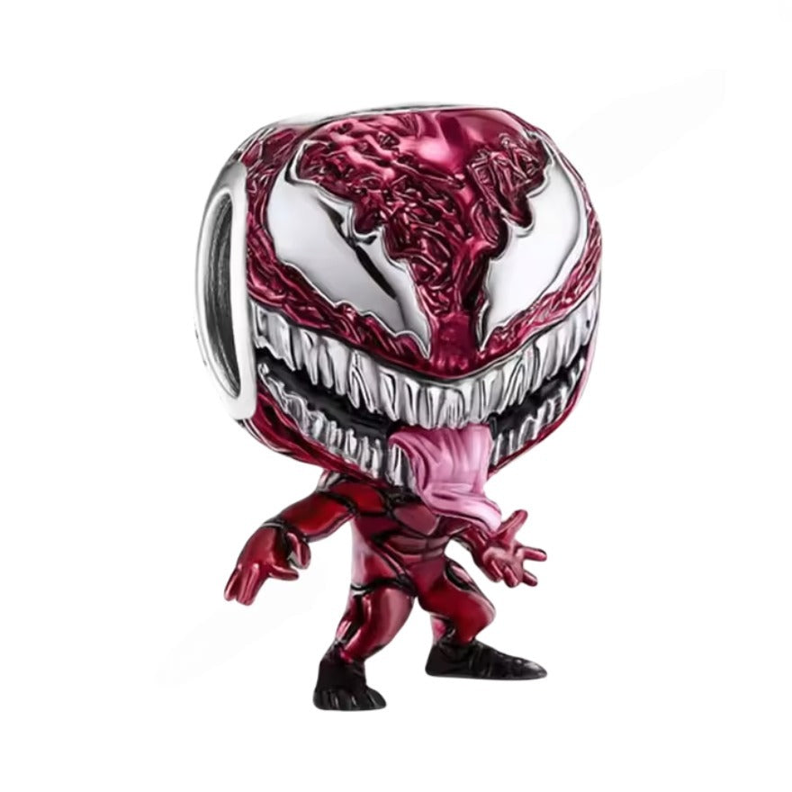 Ce charm pendentif spectaculaire représente un symbiote rouge métallique au sourire démesuré, aux dents acérées et à la langue longue jaillissant de sa bouche entrouverte. Son corps nervuré, en nuances de rouge et de noir brillant, adopte une posture d’attaque dynamique, comme prêt à bondir. L’ouverture latérale permet d’enfiler le charm facilement sur un bracelet à charms ou un collier.