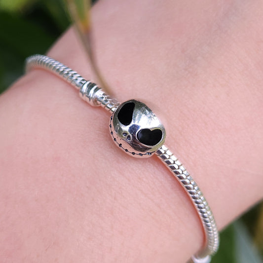 Ajoutez une touche de mystère et de magie à votre collection avec ce charm représentant la tête grise emblématique de Jack Skellington, le personnage principal de L'Étrange Noël de Monsieur Jack de Disney. Fabriqué en argent sterling 925, ce charm de haute qualité est compatible avec tous les bracelets Pandora, garantissant une intégration parfaite à votre bijou préféré. Parfait pour les fans de ce classique de Disney, ce charm capture l'essence unique de Jack avec des détails minutieusement travaillés, ajo