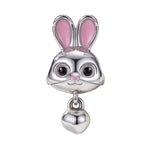Apporte une touche ludique et attachante à ton bracelet avec ce charm tête Judy Hopps. Inspiré de l’univers de Zootopie, ce bijou met en valeur la célèbre lapine déterminée avec un design détaillé et des finitions soignées, pour un rendu à la fois expressif, tendre et plein de caractère. Un charm original et plein de bonne humeur, parfait pour les fans de Zootopie et des pièces inspirées de l’amitié et du courage.

Caractéristiques :

- Matière : Argent 925.
- Design : Tête de Judy Hopps en version charm av
