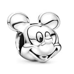 Apporte une touche Disney iconique et élégante à ton bracelet avec ce charm tête Mickey argenté. Inspiré du personnage emblématique, ce bijou met en valeur le visage de Mickey avec un design fin, brillant et plein de charme. Un accessoire intemporel, parfait pour les fans de Disney et les pièces à la fois simples et raffinées.

Caractéristiques :

- Matière : Argent 925.
- Design : Tête de Mickey en version charm, avec détails délicats.
- Dimensions : Taille confortable et facile à porter.
- Style : Bijou D