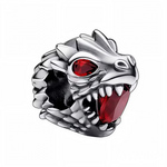 Réveillez le feu Targaryen avec ce charm Tête de Dragon Game of Thrones en argent sterling 925, tête féroce aux écailles ciselées et yeux sertis de pierre rouge flamboyante évoquant Drogon ou Rhaegal crachant flammes et destruction. Sa gueule menaçante et cornes acérées capturent la puissance draconique des Mères des Dragons survolant Westeros. Suspendu à une bélière lisse compatible bracelets Pandora, ce bijou incendiaire embrase ton poignet de fureur valyrienne. Poinçonné S925, sans nickel et&nbsp;Trône d