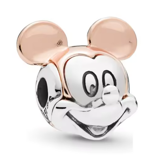 Le Charm Tête de Mickey Rose Gold est un hommage élégant au personnage emblématique de Disney, Mickey Mouse. Avec sa finition en rose gold, ce charm est un accessoire intemporel qui incarne à la fois le côté ludique et le style raffiné. Il est parfait pour tous ceux qui souhaitent afficher leur amour pour Disney avec une touche de modernité.