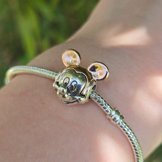 Le Charm Tête de Mickey Rose Gold est un hommage élégant au personnage emblématique de Disney, Mickey Mouse. Avec sa finition en rose gold, ce charm est un accessoire intemporel qui incarne à la fois le côté ludique et le style raffiné. Il est parfait pour tous ceux qui souhaitent afficher leur amour pour Disney avec une touche de modernité.