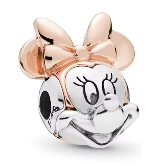 Le Charm Tête de Minnie Rose Gold est une célébration de la célèbre Minnie Mouse, offrant un design élégant en rose gold qui ajoute une touche féminine et sophistiquée à votre collection Disney. Ce charm est parfait pour les fans de Minnie souhaitant porter un symbole de cette icône de Disney tout en restant chic et élégant.