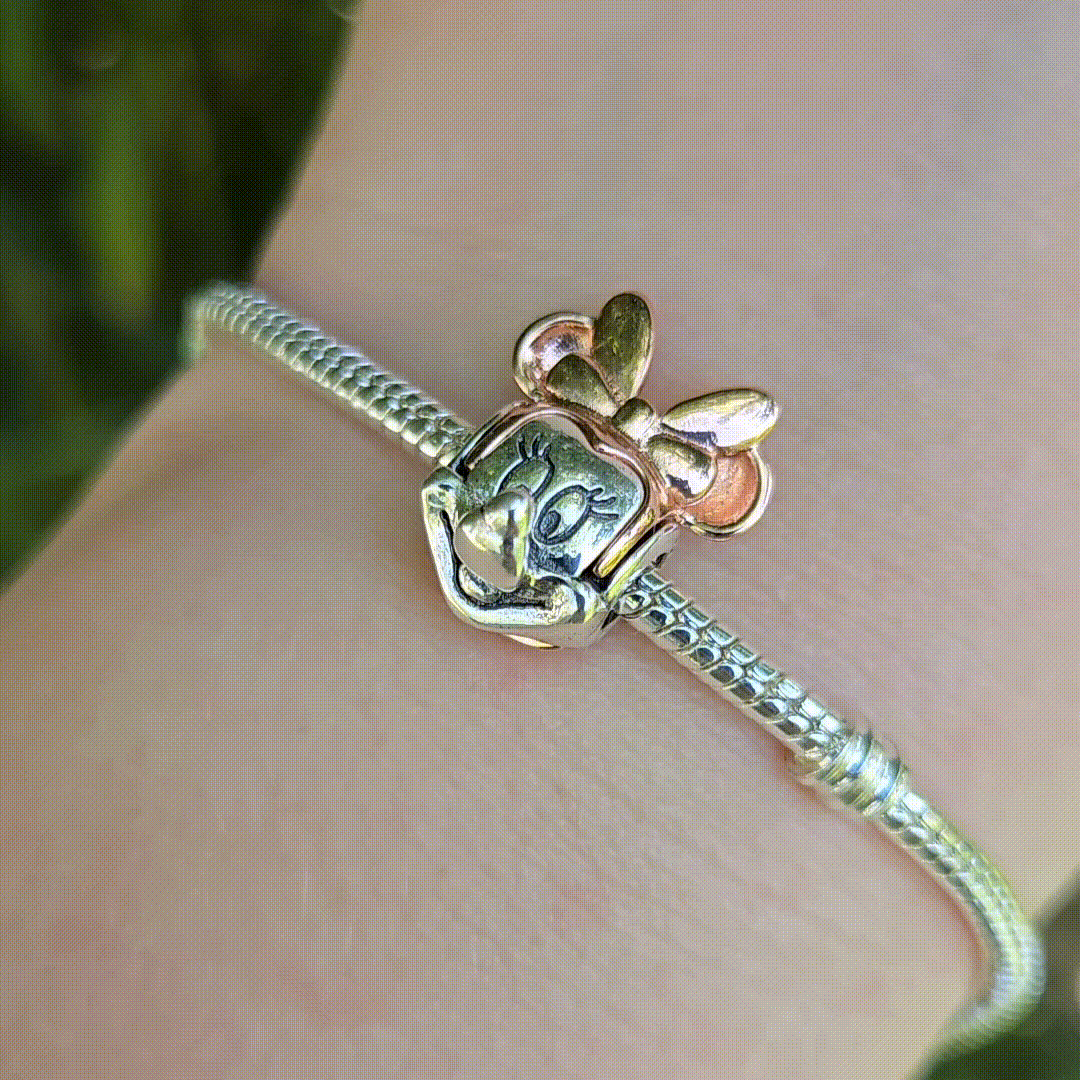 Le Charm Tête de Minnie Rose Gold est une célébration de la célèbre Minnie Mouse, offrant un design élégant en rose gold qui ajoute une touche féminine et sophistiquée à votre collection Disney. Ce charm est parfait pour les fans de Minnie souhaitant porter un symbole de cette icône de Disney tout en restant chic et élégant.