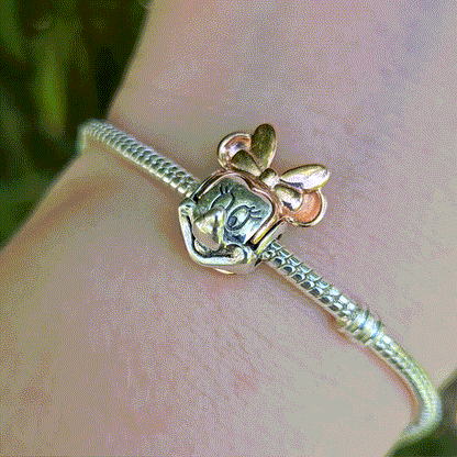 Le Charm Tête de Minnie Rose Gold est une célébration de la célèbre Minnie Mouse, offrant un design élégant en rose gold qui ajoute une touche féminine et sophistiquée à votre collection Disney. Ce charm est parfait pour les fans de Minnie souhaitant porter un symbole de cette icône de Disney tout en restant chic et élégant.
