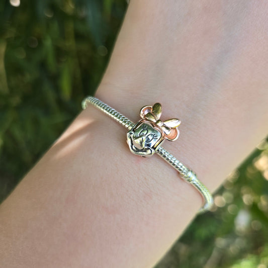 Le Charm Tête de Minnie Rose Gold est une célébration de la célèbre Minnie Mouse, offrant un design élégant en rose gold qui ajoute une touche féminine et sophistiquée à votre collection Disney. Ce charm est parfait pour les fans de Minnie souhaitant porter un symbole de cette icône de Disney tout en restant chic et élégant.