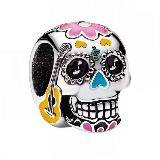 Célébrez la richesse culturelle et l’esprit coloré du Día de los Muertos avec ce charm représentant une tête de mort ornée de motifs traditionnels festifs. Ses détails finement gravés et ses touches de couleurs vives apportent vie et élégance à ce symbole emblématique, parfait pour ajouter une note à la fois culturelle et festive à votre bracelet.