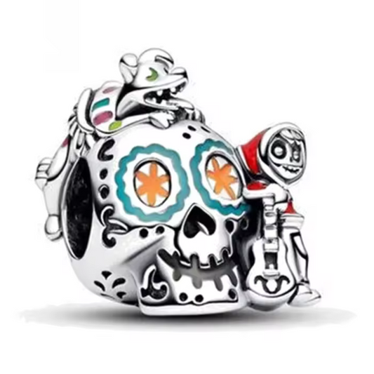 Découvrez la magie du film Coco avec ce charm captivant en forme de tête de mort, mettant en avant Miguel et son compagnon loyal, Dante. Fabriqué en argent sterling 925, ce charm riche en détails rend hommage à l'univers vibrant et coloré du film. La tête de mort, ornée de motifs traditionnels mexicains, est accompagnée de Miguel et de Dante dans une pose expressive, capturant l'esprit de la Dia de los Muertos. Ce charm est idéal pour les fans de Coco et les amateurs d'art et de culture mexicaine.