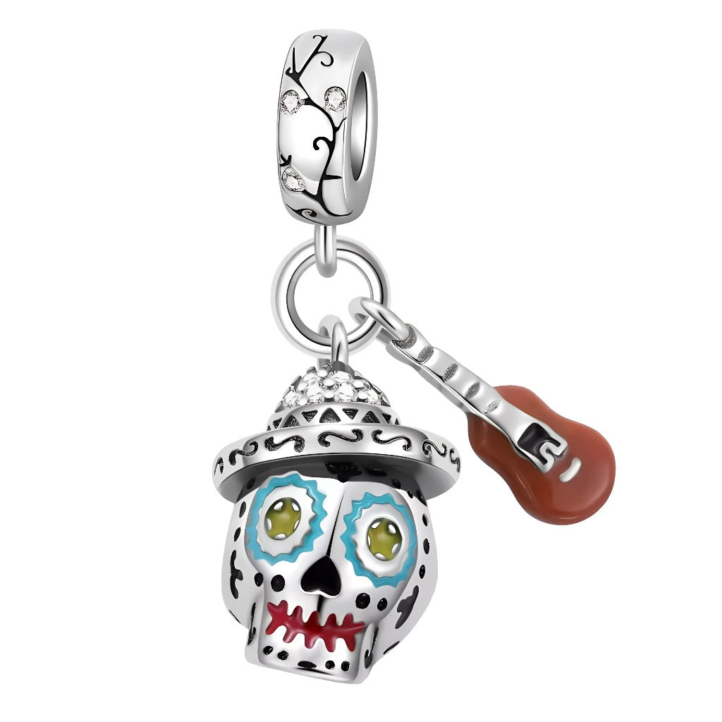 Découvrez la magie du film Coco avec ce charm captivant en forme de tête de mort, mettant en avant une tête de mort et une guitare. Fabriqué en argent sterling 925, ce charm riche en détails rend hommage à l'univers vibrant et coloré du film. La tête de mort, ornée de motifs traditionnels mexicains, est accompagnée d'une guitare, capturant l'esprit de la Dia de los Muertos. Ce charm est idéal pour les fans de Coco et les amateurs d'art et de culture mexicaine.