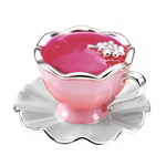 Ce charm pendentif en argent 925 capture une tasse à thé rose festonnée bordée d'argent, remplie d'un nectar magenta bulleux surmonté de fleurs perlées blanches, reposant sur une soucoupe blanche ondulée pour une allure enchantée et délicate. Les contours argentés soulignent son design vintage et pétillant.

Caractéristiques :

Matière : Argent 925 (S925)
Design : Tasse rose avec liquide magenta mousseux et perles fleurs, soucoupe blanche scallopée, sur bélière raffinée.
Style : Féminin et onirique, idéal p
