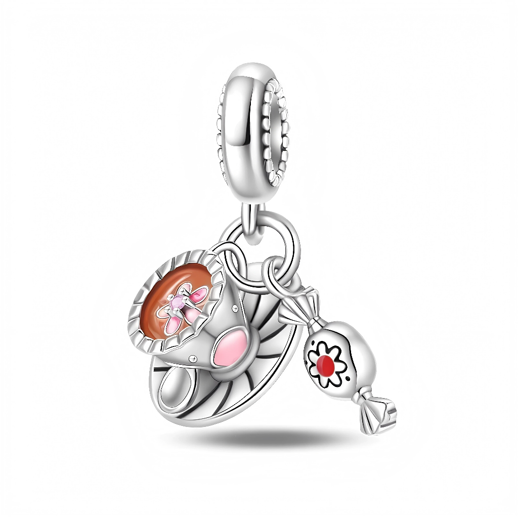 Ce charm double pendant en argent 925 met en scène une petite tasse vue de dessus, remplie d’un café brun orné d’un dessin de latte art rose en forme de fleur, posée sur une soucoupe ajourée avec un cabochon rose en façade. À côté, un bonbon emballé décoré d’un cœur rouge complète l’ensemble gourmand, suspendu à une bélière perlée qui apporte une touche d’éclat.

Caractéristiques :

-Matière : Argent 925 avec émail brun, rose et rouge.
-Design : Tasse de café et soucoupe détaillées, accompagnées d’un bonbon