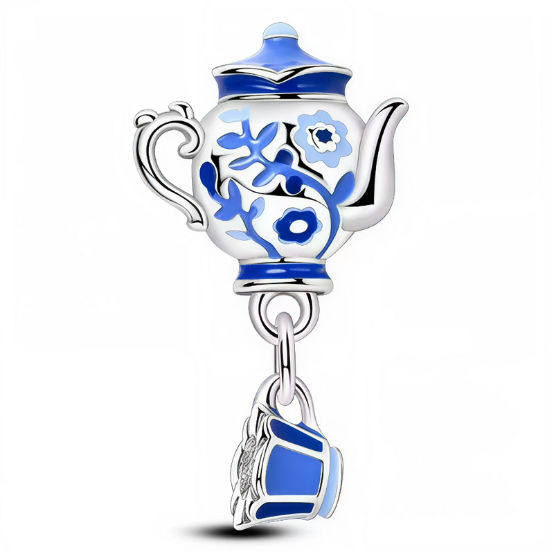 Ce charm vintage charmant présente une théière bleue émaillée aux motifs floraux blancs délicats, anse courbée ornée et couvercle bombé pomponné, suspendue avec petite tasse bleue festonnée assortie. Les détails ciselés et couleurs vives capturent esprit convivial du pendentif. Symbole de pauses cosy et instants chaleureux, il infuse les bracelets d'arômes de douceur quotidienne.

Caractéristiques

Matière : Argent 925 avec émail bleu et blanc.
Design : Théière motifs fleurs, anse couvercle tasse suspendue 