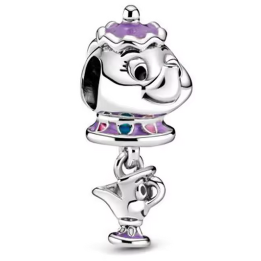Revivez la magie de La Belle et la Bête avec ce charm enchanteur représentant la célèbre Théière Mme Samovar et la Tasse Zip, en argent sterling S925. Ce charm capturant parfaitement les personnages adorables du classique Disney apportera une touche de chaleur et de nostalgie à votre collection. Idéal pour les fans de Disney et ceux qui veulent garder une part de conte de fées avec eux.