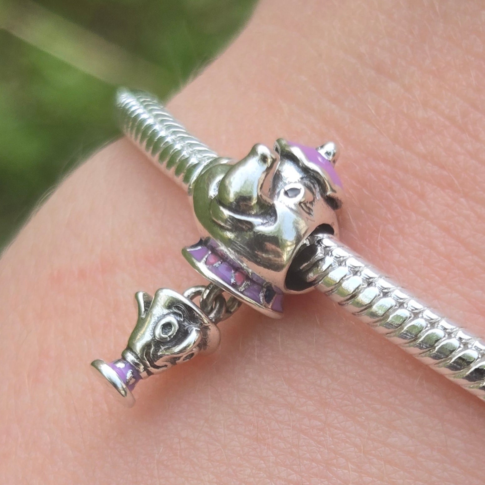 Revivez la magie de La Belle et la Bête avec ce charm enchanteur représentant la célèbre Théière Mme Samovar et la Tasse Zip, en argent sterling S925. Ce charm capturant parfaitement les personnages adorables du classique Disney apportera une touche de chaleur et de nostalgie à votre collection. Idéal pour les fans de Disney et ceux qui veulent garder une part de conte de fées avec eux.