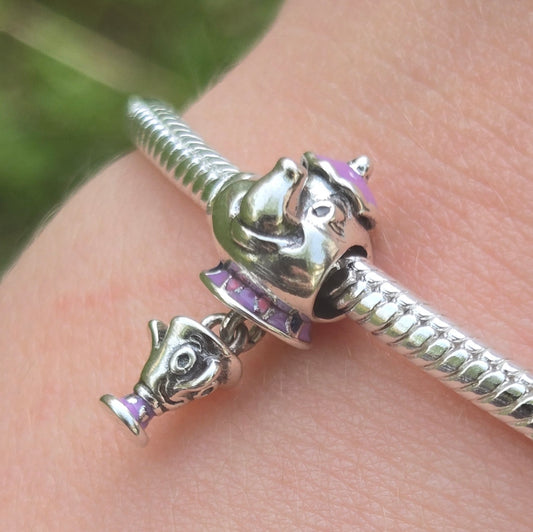 Revivez la magie de La Belle et la Bête avec ce charm enchanteur représentant la célèbre Théière Mme Samovar et la Tasse Zip, en argent sterling S925. Ce charm capturant parfaitement les personnages adorables du classique Disney apportera une touche de chaleur et de nostalgie à votre collection. Idéal pour les fans de Disney et ceux qui veulent garder une part de conte de fées avec eux.