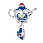 Ce charm précieux opulent met en scène une théière bleue royale au dôme rouge pomponné, motifs dragons symétriques blancs encadrant cœur jaune cristallin, anse et bec courbés gracieux, suspendue avec tasse bleue ajourée assortie. Les émaux brillants et reliefs sculptés diffusent luxe convivial du pendentif. Symbole d'hospitalité raffinée et instants festifs, il parfume les bracelets d'élégance majestueuse.

Caractéristiques

Matière : Argent 925 avec émail bleu blanc rouge et cristal jaune.
Design : Théière