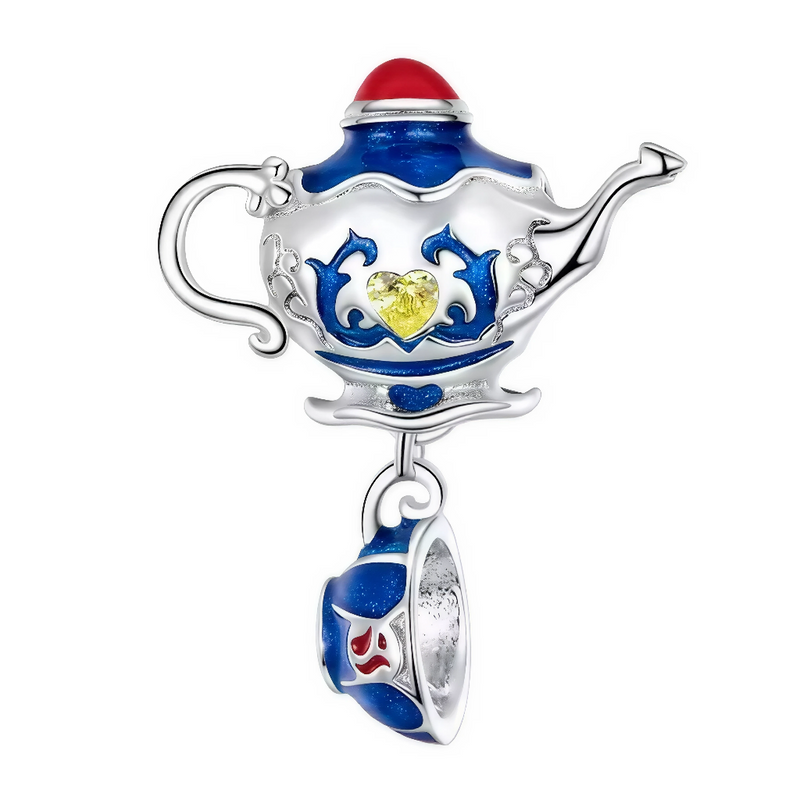 Ce charm précieux opulent met en scène une théière bleue royale au dôme rouge pomponné, motifs dragons symétriques blancs encadrant cœur jaune cristallin, anse et bec courbés gracieux, suspendue avec tasse bleue ajourée assortie. Les émaux brillants et reliefs sculptés diffusent luxe convivial du pendentif. Symbole d'hospitalité raffinée et instants festifs, il parfume les bracelets d'élégance majestueuse.

Caractéristiques

Matière : Argent 925 avec émail bleu blanc rouge et cristal jaune.
Design : Théière