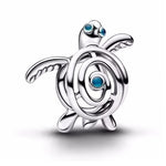 Apporte une touche d’originalité et de douceur à ton bracelet avec ce charm tortue argenté rehaussé d’un délicat détail bleu. Son design élégant et apaisant évoque la nature, la sérénité et la protection, tout en ajoutant une note colorée et raffinée à ta collection. Un bijou charmant et facile à porter, parfait pour les amoureux des animaux et des pièces symboliques.

Caractéristiques :

-&nbsp;Matière : Argent 925.
-&nbsp;Design : Tortue argentée avec détail bleu, finition brillante.
-&nbsp;Dimensions : T