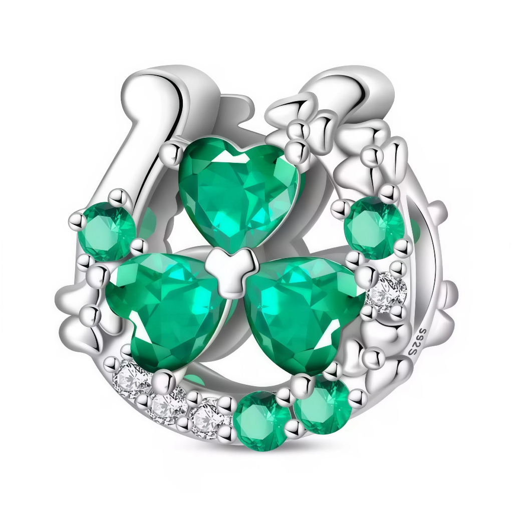 Ce charm porte‑bonheur circulaire arbore un fer à cheval argenté ajouré entrelacé d’un os sculpté, au centre un trèfle à trois feuilles vert émeraude avec cœur central, entouré de petits cœurs et zircons verts étincelants. Les détails ciselés et les pierres facettées créent un effet luxueux et scintillant, évoquant protection et prospérité. Symbole ultime de chance irlandaise, il orne les bracelets d’une aura positive et festive.

Caractéristiques :

Matière : Argent 925 (S925) avec zircons verts et émail v