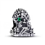 Asseyez-vous sur le pouvoir absolu avec ce charm Trône de Fer Game of Thrones en argent sterling 925, réplique miniature du siège fondant d'épées torsadées, forgé des milliers de lames vaincues par Aegon le Conquérant. Ses formes acérées et irrégulières capturent la malédiction du Trône qui a brisé rois et reines dans leur quête de domination sur les Sept Royaumes. Suspendu à une bélière lisse compatible bracelets Pandora (réf. 792965C01), il perce ton poignet d'ambition royale impitoyable. Poinçonné S925, 