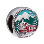 Ce charm raconte une escapade alpine: locomotive rouge aux détails gravés, fenêtres blanches et voie sinuant devant des sommets immaculés. Le ciel bleu‑vert et les sapins stylisés créent une scène hivernale chaleureuse, tandis que le cerclage perlé ajoute du relief et une touche vintage. Idéal pour les amoureux de voyages, de Noël ou de paysages de montagne.