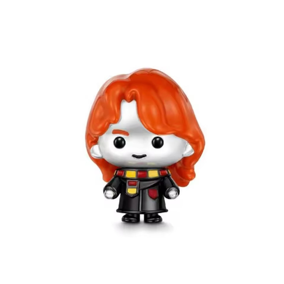 Ce charm pendentif inspiré de l’univers Harry Potter représente Ronald « Ron » Bilius Weasley dans une version stylisée et adorable, avec ses cheveux roux emblématiques, son visage expressif et son écharpe aux couleurs de Gryffondor. Réalisé en argent 925 avec des détails émaillés rouge, jaune et noir, il offre un design compact, brillant et facilement reconnaissable pour les fans de la saga. Son style kawaii et soigné en fait un accessoire parfait pour personnaliser un bracelet à charms ou un collier.