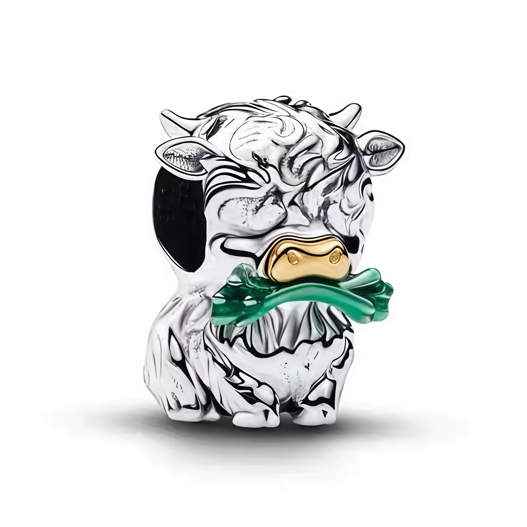 Apporte une touche amusante et originale à ton bracelet avec ce charm représentant une vache tenant un bâton vert. Son design fantaisie et plein de caractère évoque la nature, la bonne humeur et l’originalité, tout en ajoutant une note décalée et attachante à ta collection. Un bijou unique et plein de personnalité, parfait pour les amoureux des animaux et des accessoires insolites.

Caractéristiques :

-&nbsp;Matière : Argent 925.
-&nbsp;Design : Vache avec bâton vert et finition brillante.
-&nbsp;Dimension