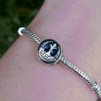 Ajoutez une touche d'héroïsme et de courage à votre collection avec ce charm représentant un Vaisseau de l'Alliance Rebelle de Star Wars. Conçu en argent sterling S925, ce charm capture avec précision le design emblématique et l'esprit audacieux des vaisseaux de l'Alliance Rebelle.