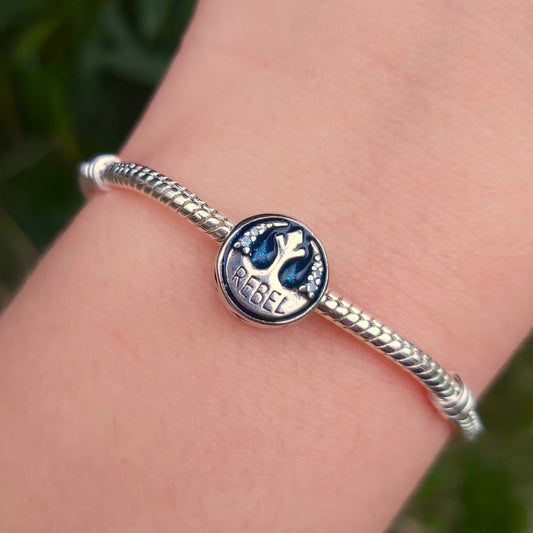 Ajoutez une touche d'héroïsme et de courage à votre collection avec ce charm représentant un Vaisseau de l'Alliance Rebelle de Star Wars. Conçu en argent sterling S925, ce charm capture avec précision le design emblématique et l'esprit audacieux des vaisseaux de l'Alliance Rebelle.