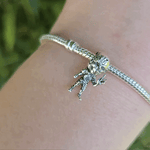 Incarnez la terreur ultime avec le Charm - Vecna, issu de la célèbre série Stranger Things, en argent sterling S925. Représentant le redoutable seigneur du Monde à l’Envers, ce charm présente Vecna dans toute sa puissance maléfique, prêt à semer la peur dans le cœur des habitants de Hawkins. Parfait pour les fans de Stranger Things et les amateurs de récits fantastiques, ce charm apportera une touche sombre et énigmatique à votre collection.