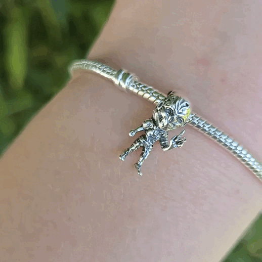 Incarnez la terreur ultime avec le Charm - Vecna, issu de la célèbre série Stranger Things, en argent sterling S925. Représentant le redoutable seigneur du Monde à l’Envers, ce charm présente Vecna dans toute sa puissance maléfique, prêt à semer la peur dans le cœur des habitants de Hawkins. Parfait pour les fans de Stranger Things et les amateurs de récits fantastiques, ce charm apportera une touche sombre et énigmatique à votre collection.