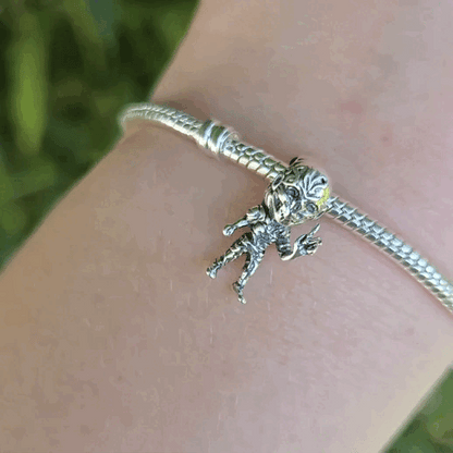 Incarnez la terreur ultime avec le Charm - Vecna, issu de la célèbre série Stranger Things, en argent sterling S925. Représentant le redoutable seigneur du Monde à l’Envers, ce charm présente Vecna dans toute sa puissance maléfique, prêt à semer la peur dans le cœur des habitants de Hawkins. Parfait pour les fans de Stranger Things et les amateurs de récits fantastiques, ce charm apportera une touche sombre et énigmatique à votre collection.