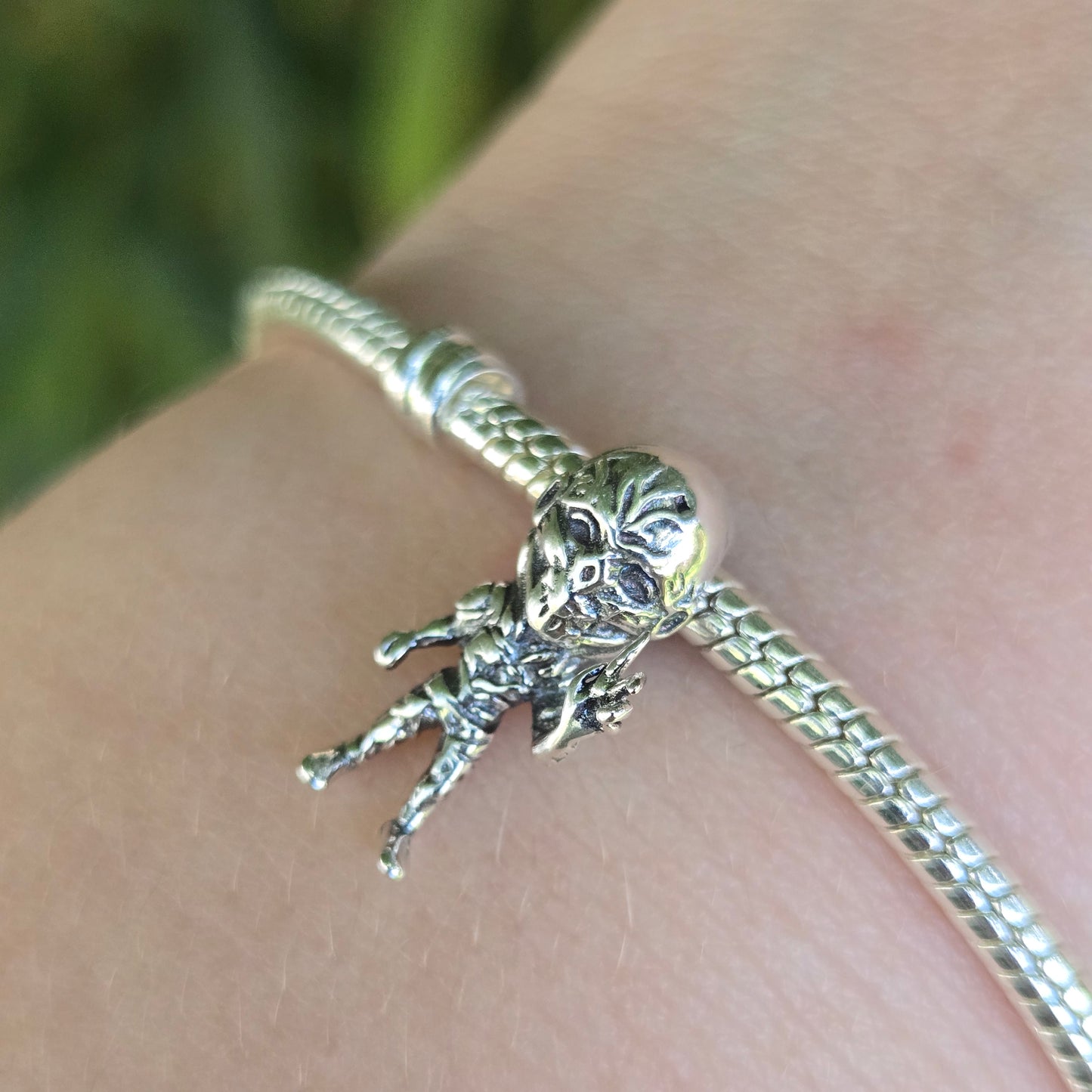 Incarnez la terreur ultime avec le Charm - Vecna, issu de la célèbre série Stranger Things, en argent sterling S925. Représentant le redoutable seigneur du Monde à l’Envers, ce charm présente Vecna dans toute sa puissance maléfique, prêt à semer la peur dans le cœur des habitants de Hawkins. Parfait pour les fans de Stranger Things et les amateurs de récits fantastiques, ce charm apportera une touche sombre et énigmatique à votre collection.