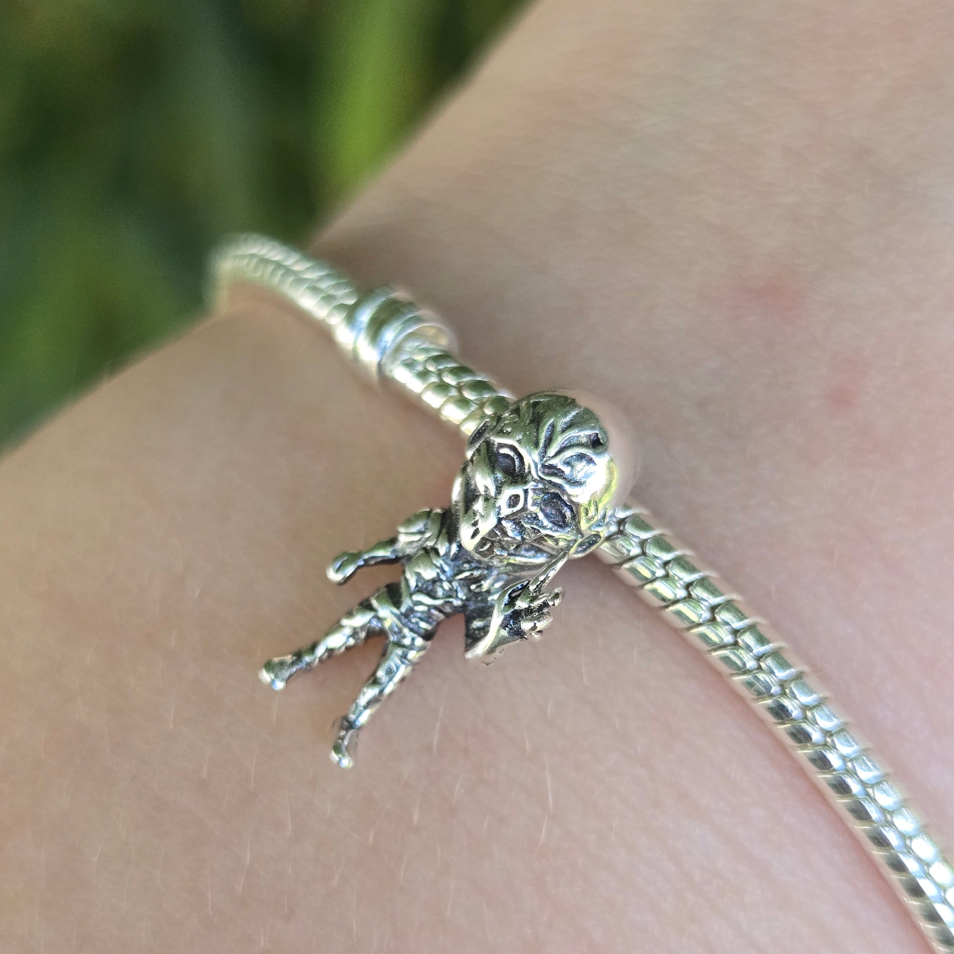 Incarnez la terreur ultime avec le Charm - Vecna, issu de la célèbre série Stranger Things, en argent sterling S925. Représentant le redoutable seigneur du Monde à l’Envers, ce charm présente Vecna dans toute sa puissance maléfique, prêt à semer la peur dans le cœur des habitants de Hawkins. Parfait pour les fans de Stranger Things et les amateurs de récits fantastiques, ce charm apportera une touche sombre et énigmatique à votre collection.