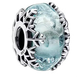 Apportez une touche hivernale à votre collection avec ce charm en verre de Murano Flocon de Neige. Ce bijou raffiné en verre de Murano présente des nuances cristallines et glacées, capturant la magie de l’hiver et l’élégance des flocons de neige. Avec des détails délicats en argent S925 et une compatibilité parfaite avec les bracelets Pandora, ce charm est idéal pour ajouter un éclat saisonnier tout en restant chic et intemporel. Idéal pour les amoureux de l'hiver et ceux qui apprécient la beauté naturelle 