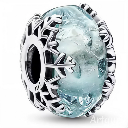 Apportez une touche hivernale à votre collection avec ce charm en verre de Murano Flocon de Neige. Ce bijou raffiné en verre de Murano présente des nuances cristallines et glacées, capturant la magie de l’hiver et l’élégance des flocons de neige. Avec des détails délicats en argent S925 et une compatibilité parfaite avec les bracelets Pandora, ce charm est idéal pour ajouter un éclat saisonnier tout en restant chic et intemporel. Idéal pour les amoureux de l'hiver et ceux qui apprécient la beauté naturelle 