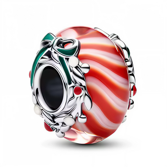 Ajoutez une note festive et gourmande à votre collection avec ce charm en Argent 925, orné d’un verre de Murano aux motifs rouges et blancs rappelant les célèbres sucres d’orge de Noël. Un bijou éclatant et chaleureux, idéal pour célébrer la magie des fêtes.

Caractéristiques
– Matière : Argent 925
– Design : Verre de Murano rouge et blanc façon sucre d’orge
– Style : Festif, gourmand et élégant