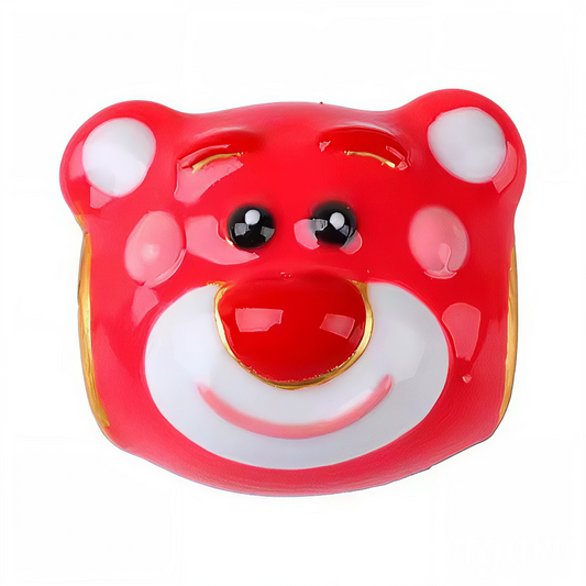 Apportez une touche de douceur et de nostalgie à votre collection avec ce charm en argent 925 représentant le visage de Lotso, l’ours en peluche emblématique de Toy Story. Son sourire chaleureux et ses détails soignés capturent parfaitement son caractère attachant. Un bijou parfait pour les fans de la saga Pixar qui aiment allier fun et tendresse.