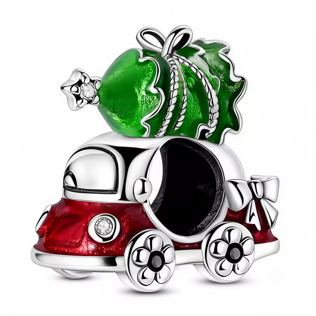 Ce charm plein de fantaisie illustre une petite voiture rouge décorée, transportant un sapin de Noël volumineux orné d’un nœud et d’une étoile scintillante. Les roues fleuries, les détails d’émail rouge et vert ainsi que les petits rubans argentés apportent une touche joyeuse, rappelant les préparatifs festifs et la convivialité des fêtes de fin d’année. Chaque élément, du parechoc étincelant au sapin richement détaillé, contribue à créer une scène bucolique et ludique, parfaite à ajouter à une collection h