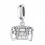 Prenez le contrôle de la piste avec ce charm pendentif en argent 925 inspiré du volant emblématique des voitures de Formule 1. Richement détaillé, il évoque la vitesse, la précision et l'adrénaline du sport automobile. Parfait pour les passionnés de F1, ce bijou miniature célèbre la maîtrise et la performance, avec une finition argentée élégante et des boutons finement sculptés pour un réalisme saisissant.